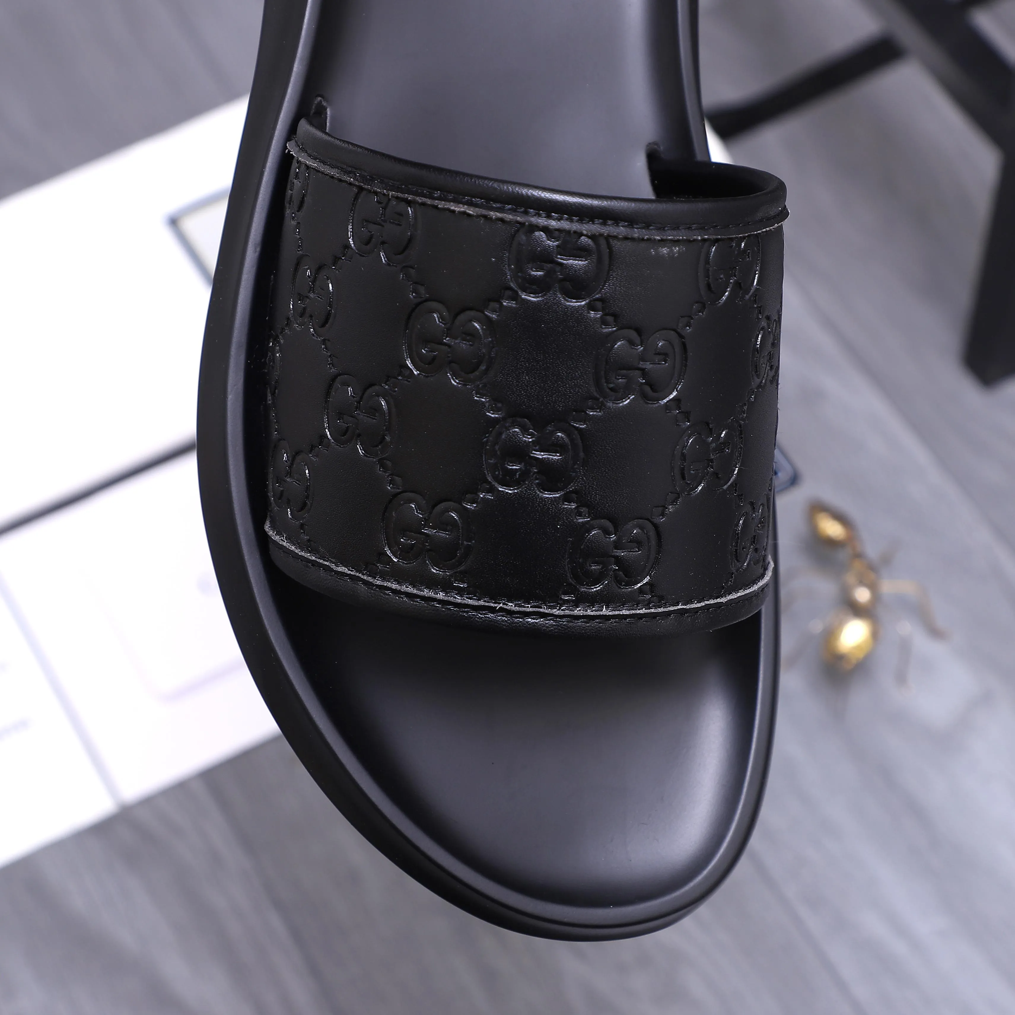 Men's shoes 💰280 Product trademark: GUCCI "Gucci" slippers Regular size: 38-44 (45.46 custom-made, non-returnable) Product materials: Selected embossed cowhide upper, instep imitation leather lining, original outsole